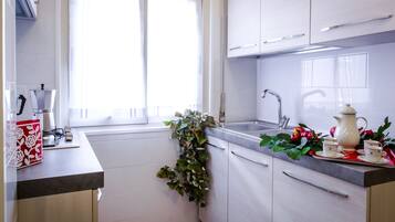 Frigorifero, microonde, forno, piano cottura