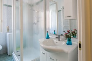 Dusche, Haartrockner, Bidet, Handtücher