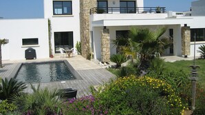 A modern two-story house with a swimming pool, outdoor seating, and a stone facade. - Direct access to the beach, swimming pool, 8 people, modern 5-star villa (Sète)