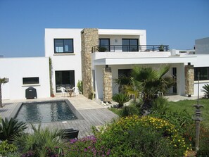 Exterior - Direct access to the beach, swimming pool, 8 people, modern 5-star villa (Sète)