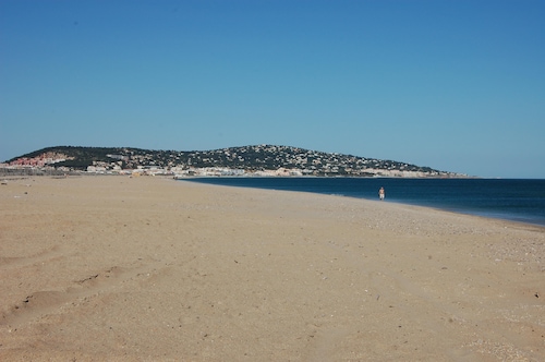 Direct access to the beach, swimming pool, 8 people, modern 5-star villa