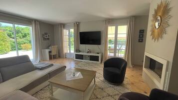 Televisión, chimenea, reproductor de DVD y tenis de mesa