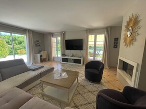 TV, fireplace, DVD player, ping pong