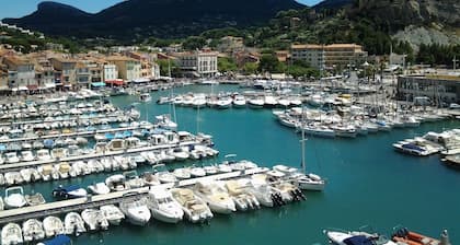 Beautiful and bright apartment with lovely view of Cassis Bay and feet in water