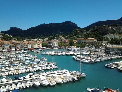 CASSIS MAR EN EL CENTRO Y TRANQUILA