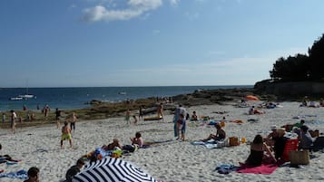 Sulla spiaggia, lettini da mare