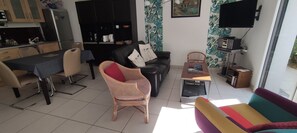 Fernseher, DVD-Player, Bücher, Videothek