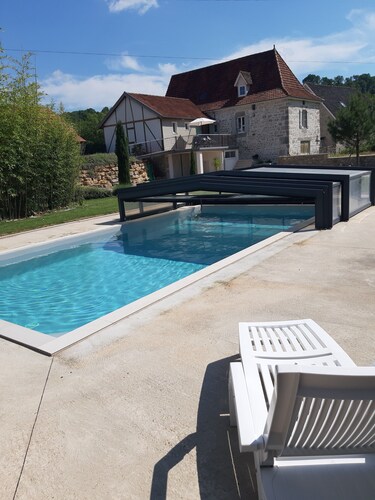 Chaleureuse maison en pierre rénovée à la campagne avec piscine couverte