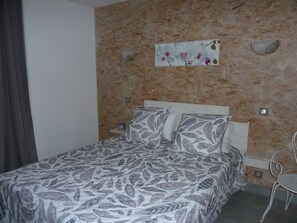 3 habitaciones, escritorio y tabla de planchar con plancha 