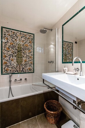 Ensemble douche/baignoire, sĂšche-cheveux, bidet, serviettes fournies