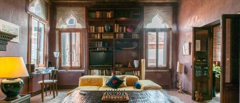 Smart TV, fireplace, DVD player, books