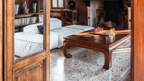 Um quarto aconchegante com uma estante de madeira, lareira e teto de madeira tradicional.