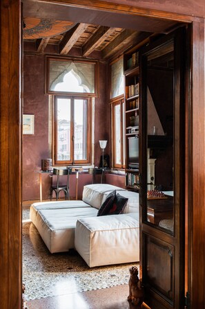 Smart-TV, Kamin, DVD-Player, Bücher