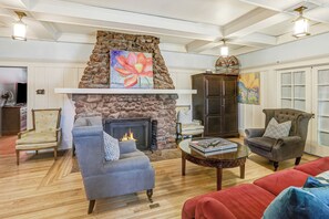 Smart TV, fireplace, books, video library - Clean & Spacious-Walk to the Fairmont, great restaurants, coffee shops and wine (Sonoma)