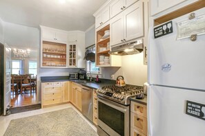 Fridge, microwave, oven, stovetop - Clean & Spacious-Walk to the Fairmont, great restaurants, coffee shops and wine (Sonoma)