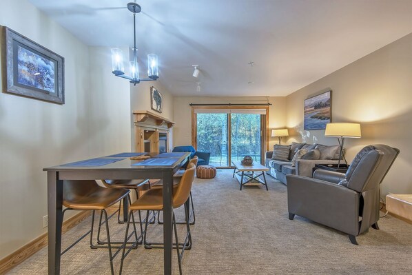 Smart TV, fireplace