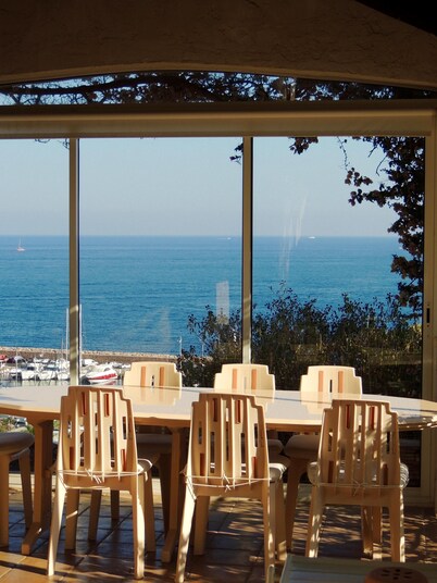 Villa with a magnificent sea view on a private garden/5min away from the beach
