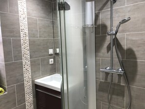 Douche, sèche-cheveux, serviettes fournies, savon