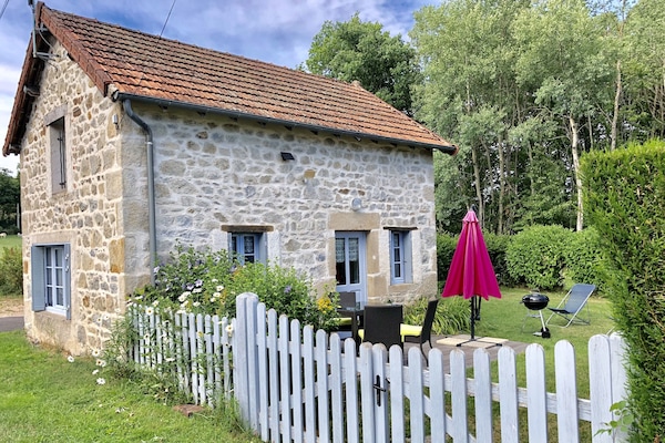 Maison en pierre du pays avec sa terrasse en bois plein sud