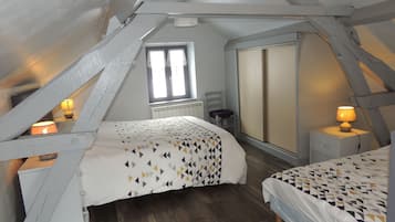 1 chambre, bureau, fer et planche à repasser, lit parapluie