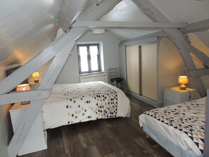 1 chambre, bureau, fer et planche à repasser, lit parapluie