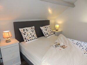 1 Schlafzimmer, Schreibtisch, Bügeleisen/Bügelbrett, Reisekinderbett