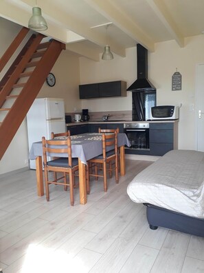 Réfrigérateur, micro-ondes, four, plaque de cuisson