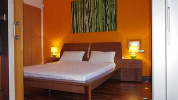 2 soveværelser, pengeskab på værelset, lydisolering