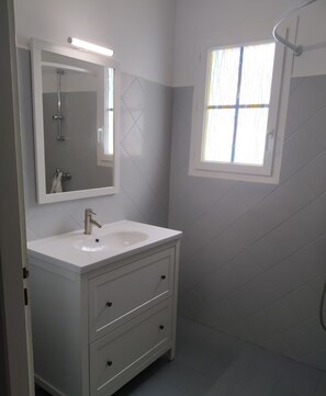 Baignoire, savon, papier de toilette