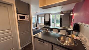 Réfrigérateur, micro-ondes, four, plaque de cuisson