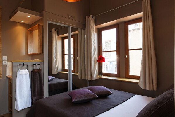 1 chambre, bureau, chambres insonorisées, fer et planche à repasser