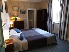 5 bedrooms, iron/ironing board, WiFi, bed sheets
