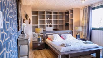 5 bedrooms, iron/ironing board, free WiFi, bed sheets