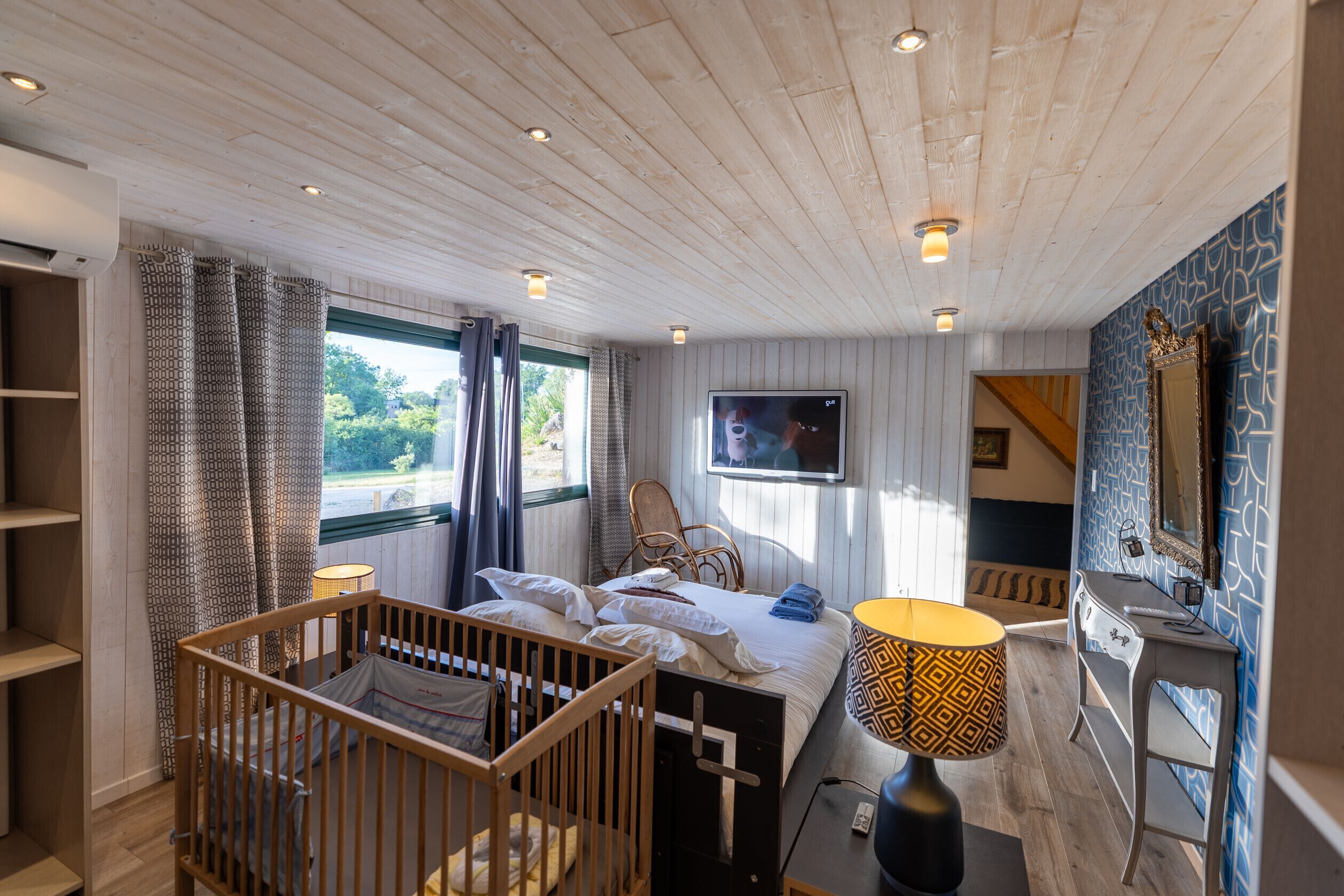 5 bedrooms, iron/ironing board, free WiFi, bed sheets