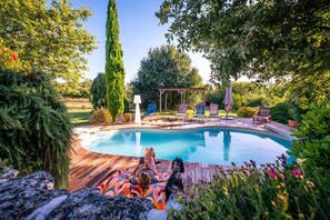 Piscine chauffée, chaises longues