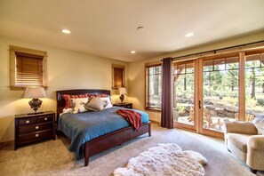 5 bedrooms, iron/ironing board, WiFi, bed sheets