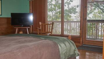 4 bedrooms, desk, bed sheets