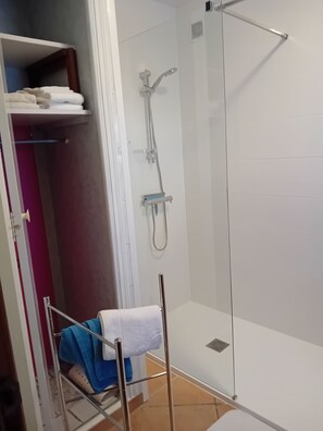 Bathtub, hair dryer, towels, soap - House in garden + veranda +WIFI +near the sea + classified 3*+ small animal accepted. (Torreilles)