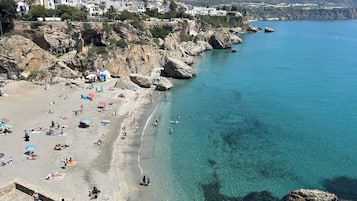Beach nearby, sun-loungers, beach towels