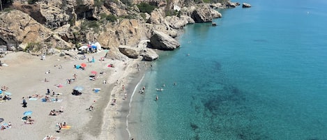 Beach nearby, sun-loungers, beach towels