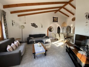 Smart TV, fireplace, DVD player, books