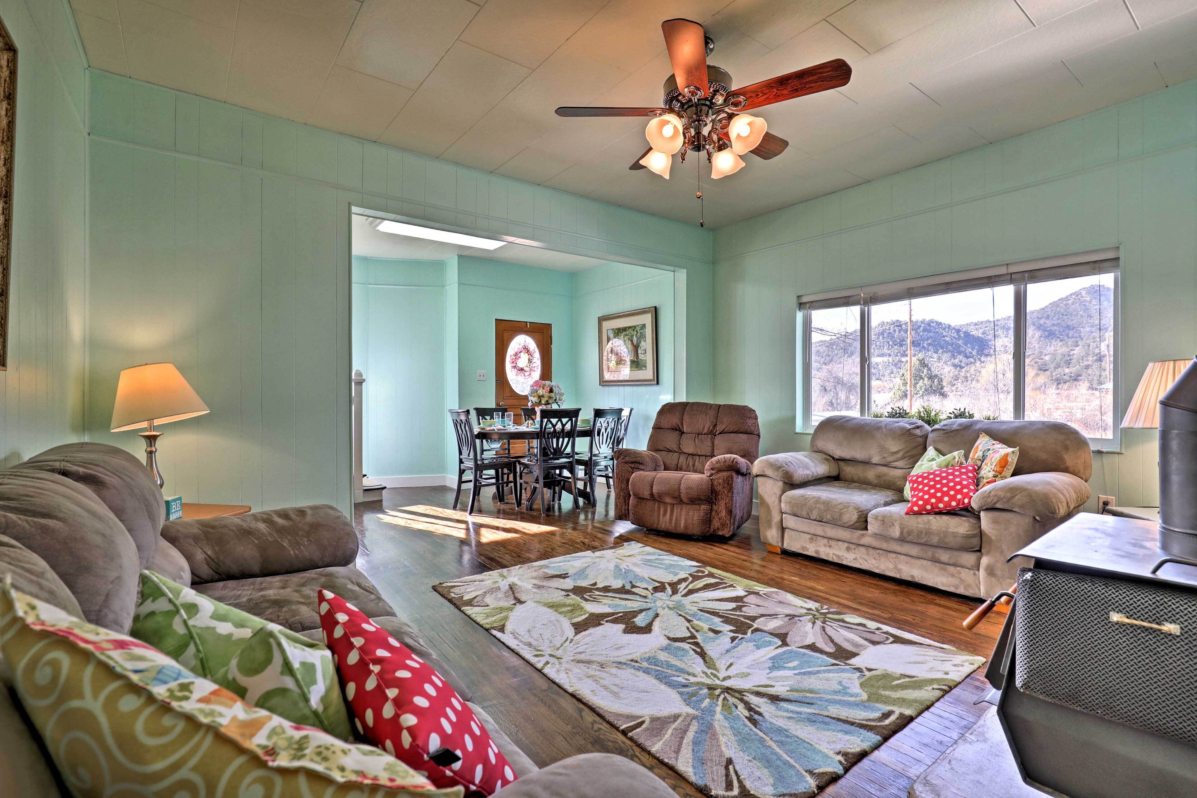 Télévision à écran plat, cheminée, Netflix, livres