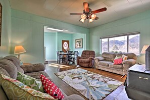 Flat-screen TV, fireplace, Netflix, books