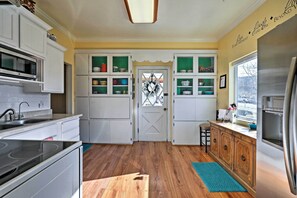 Fridge, microwave, oven, stovetop - Bryce/Zion Cottage, 3 Bedroom, King Beds, Fiber INTERNET 1 GIG, Free Parking (Glendale)