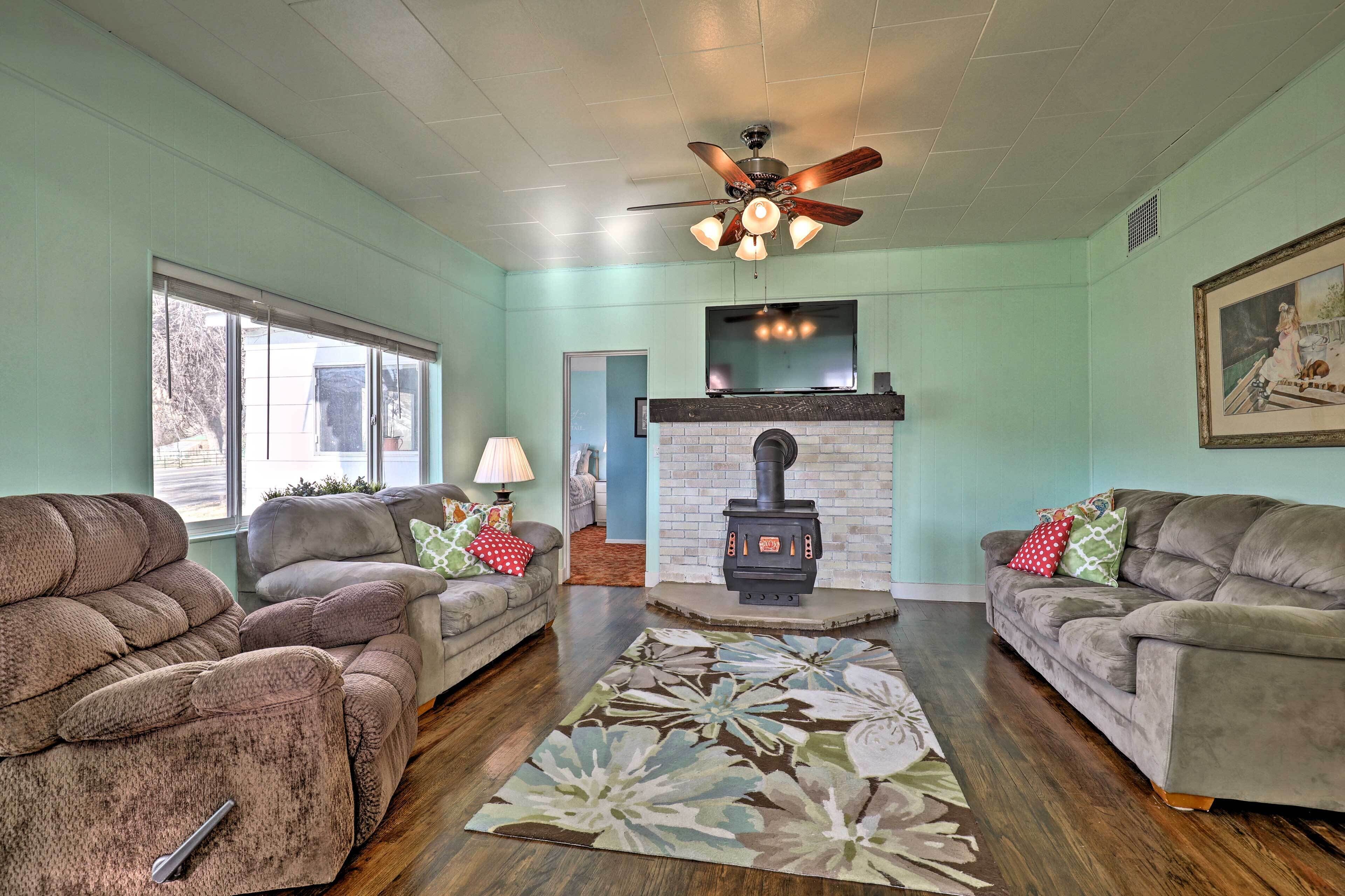 Flat-screen TV, fireplace, Netflix, books