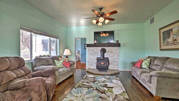 Flat-screen TV, fireplace, Netflix, books