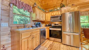 Een koelkast, een magnetron, een oven, een kookplaat