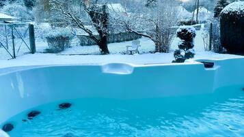 Een verwarmd zwembad