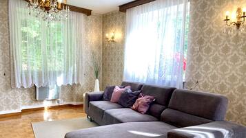 Fernseher, Videospiele, DVD-Player, Bücher