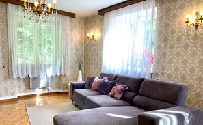 TV, videogiochi, lettore DVD, libri